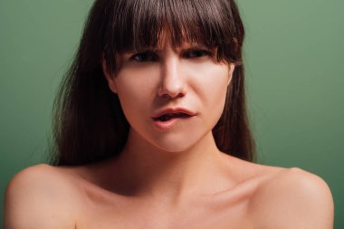 korkmuş huysuz rahatsız duygu kız portre