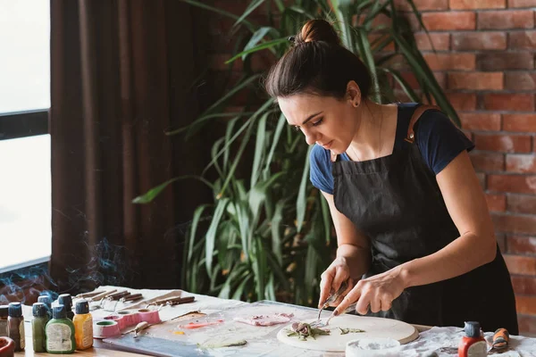アーティストのスタジオ粘土工芸職場女性ツール — ストック写真
