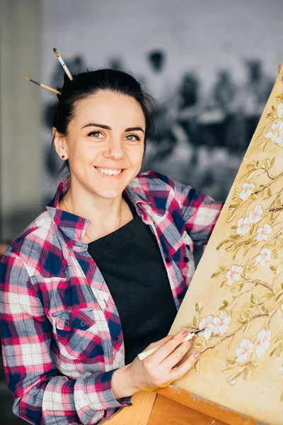 Artista trabalho estúdio mulher pintor tela cavalete — Fotografia de Stock