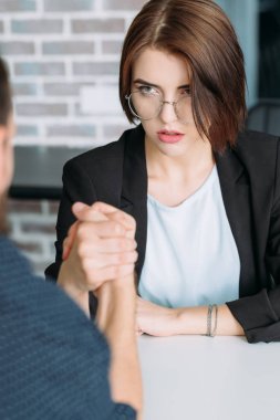 güçlü kendini yeterli iddialı kadın feminizm