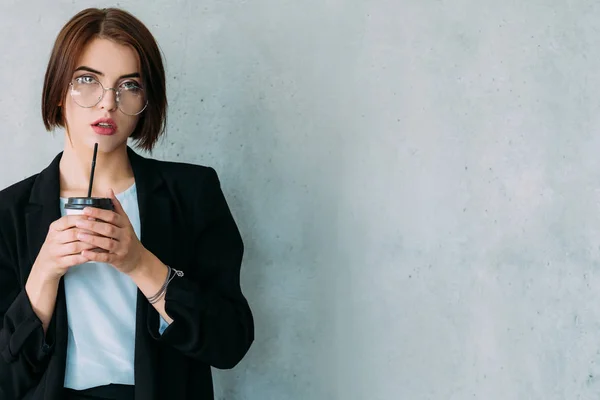 Éxito empresarial logros mujer poderosa inteligente — Foto de Stock