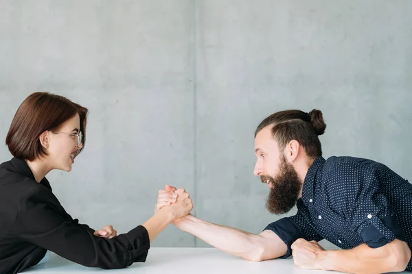 Competição de negócios luta adversário poderoso — Fotografia de Stock