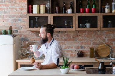 adam kahve çatı kahvaltı tefekkür
