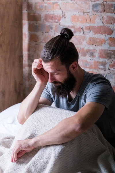 Lunes por la mañana somnolencia hombre cama cansado somnoliento —  Fotos de Stock