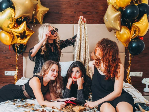 Lányok este tervek fél szabadidő ruhát konfetti — Stock Fotó
