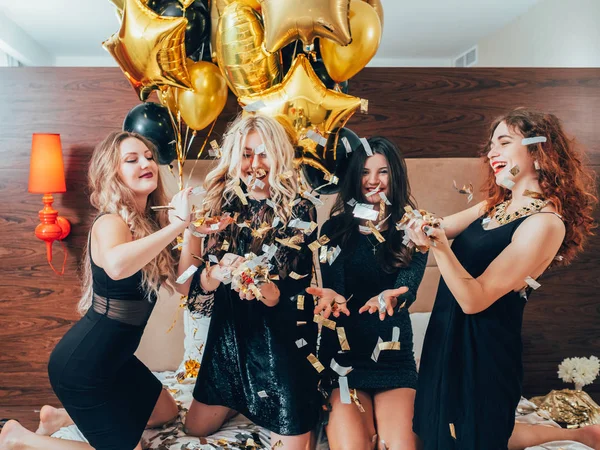 Donne urbane glamour stile di vita di lusso celebrazione — Foto Stock