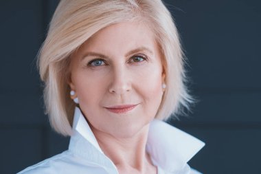 emin başarılı iş Bayan sakin bakışları sabit