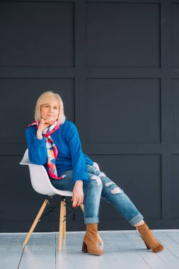 ciddi ifade şüphe moda kıyafet yaşlı kadın