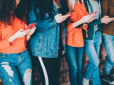 Millennials çevrimiçi ağ iletişimi sohbet