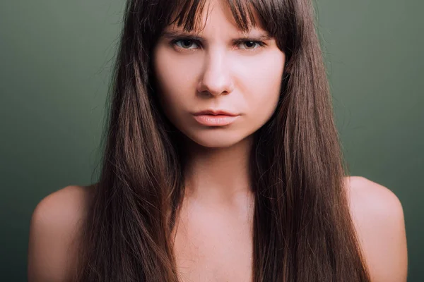 Desprezível cauteloso inseguro emoção menina retrato — Fotografia de Stock