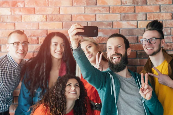Millennials rutin csoport munkatársai csapat selfie — Stock Fotó