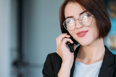 başarılı Bayan gülümseyen iş ofis rutin