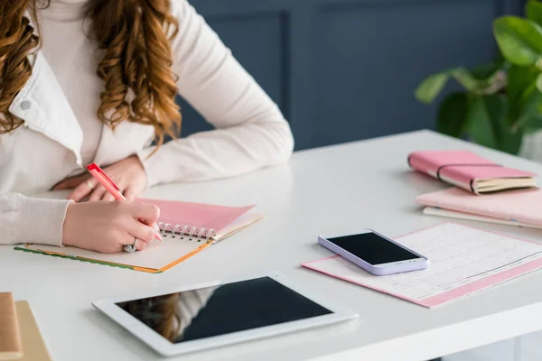 Social media manager agenda mujer diario tableta — Foto de Stock