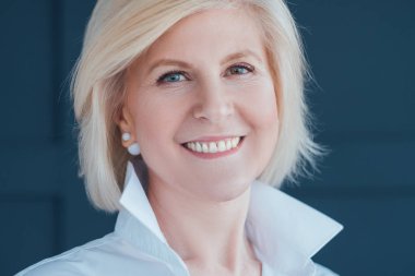 Bayan gülümseyen kadın kişisel moda şık