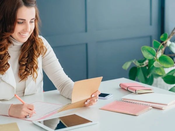 Szociális háló üzleti marketing SMM nő tabletta — Stock Fotó