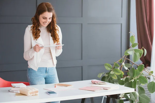 SMM szakértő tabletta célközönség követői szereti — Stock Fotó