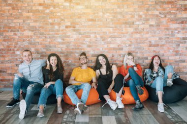 Millennials istirahat salon bölgesi eğlenceli takılmak