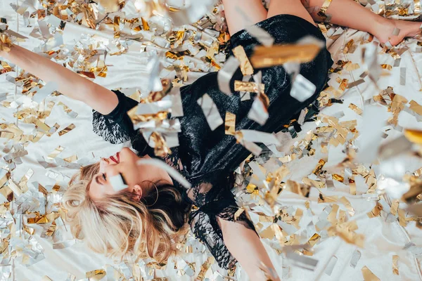 Модна модель вечірка дозвілля блондинка конфетті дощ — стокове фото