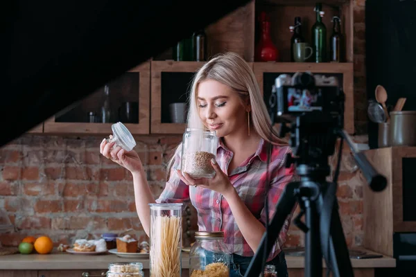Vlog näring matlagning kvinna backstage fotografi — Stockfoto