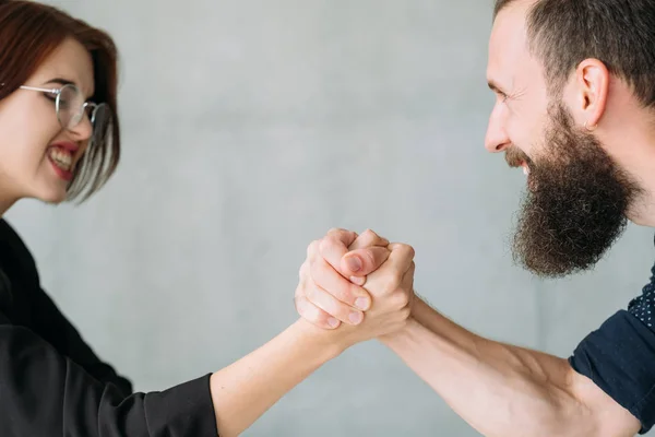 Competição empresarial luta de gênero adversários — Fotografia de Stock