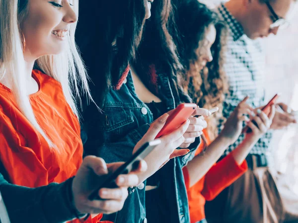 Millennials tecnología generación masiva adicción — Foto de Stock