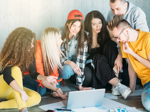 Millennials discutiendo la lluvia de ideas del proyecto — Foto de Stock