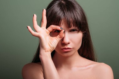 şüpheli şüpheci duygusal portre tetikte