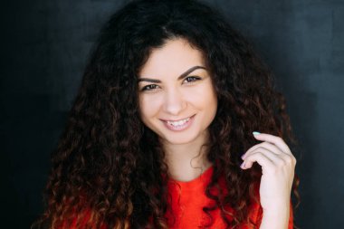 duygusal gülümseyen Bayan mutlu neşeli portre