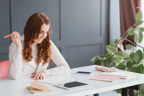 Agenda ambiciosos planes de marketing contenido smm mujer — Foto de Stock