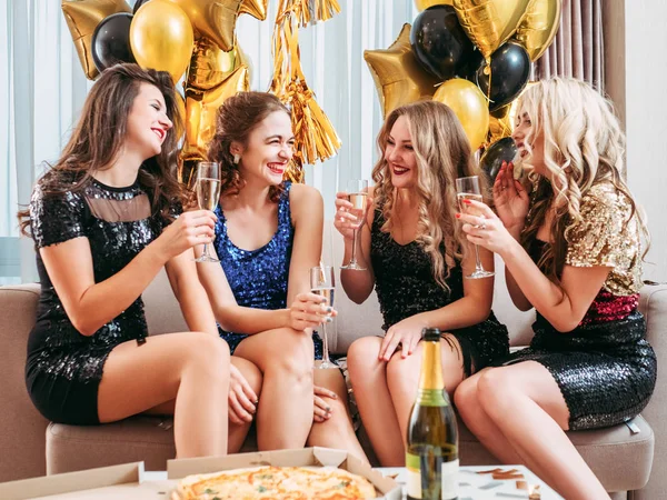 Meninas festa quarto decorado se divertindo rindo — Fotografia de Stock