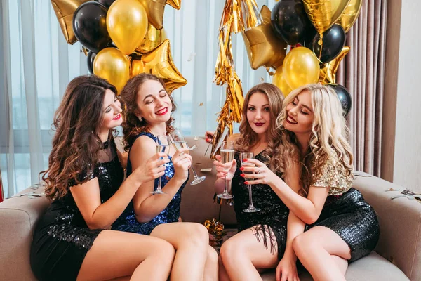 Dziewczyny zbierające impreza uroczystości Hangout — Zdjęcie stockowe