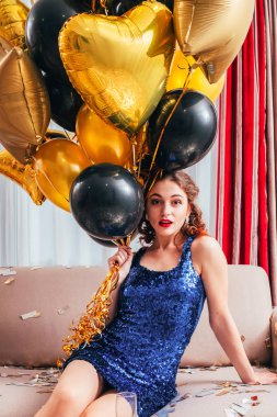 doğum günü kutlaması şaşırmış kız