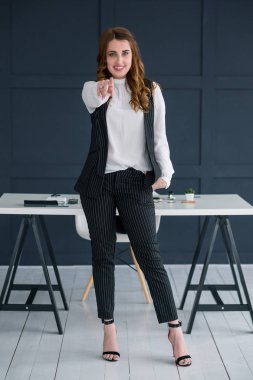 para çevrimiçi smm gülümseyen uzman iş yapmak