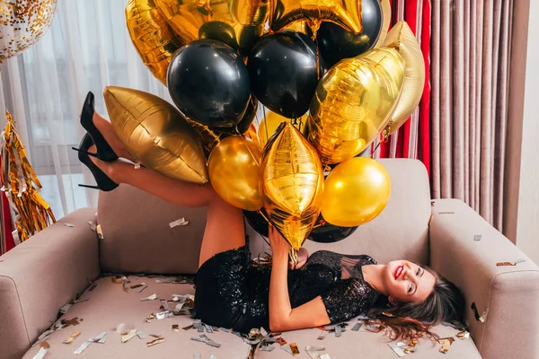 Şenlikli vesilesiyle mutlu esmer kız balonlar — Stok fotoğraf
