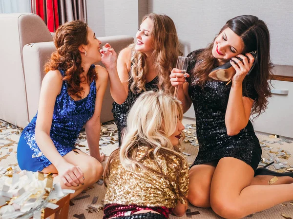 Вечірка з куркою святкування веселе дозвілля одягнені дівчата — стокове фото