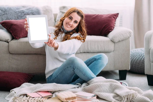 Succès médias sociaux influenceur dame tablette — Photo