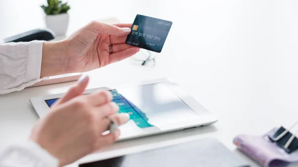オンラインバンキングクレジットカード支払い女性タブレット — ストック写真