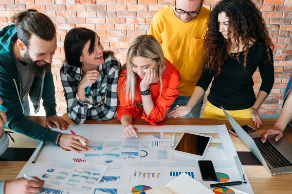 Millennials reunión clima de trabajo positivo —  Fotos de Stock