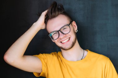 bin yıllık portre mutlu gülümseyen sakallı hipster