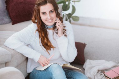 kişisel iş konuşmak bayan akıllı telefon tartışma