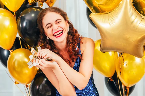 Születésnapi party ünnep szórakozott lány konfetti — Stock Fotó