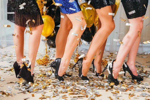 Φανταχτερό κοκτέιλ πάρτι γιορτή κορίτσια κομφετί — Φωτογραφία Αρχείου
