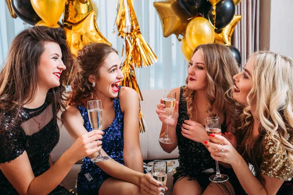 Festa di compleanno delle ragazze evento festivo sorpreso — Foto Stock