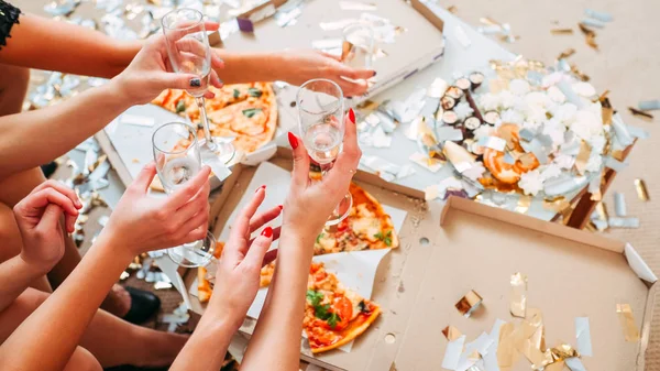 Chicas fiesta celebración terminando pizza sobras —  Fotos de Stock