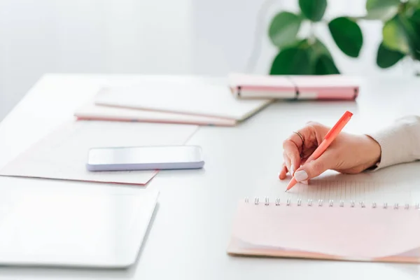 Startup smm mulher agenda ferramentas de tecnologia de escritório — Fotografia de Stock