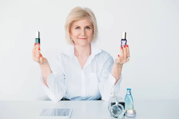 Confiante envelhecido senhora produtos de beleza escolha conselho — Fotografia de Stock
