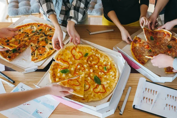 Pizza negocio equipo almuerzo comida deliciosa poco saludable —  Fotos de Stock