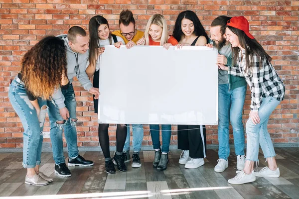 Millennials pizarra blanca divertido espacio de copia maqueta —  Fotos de Stock