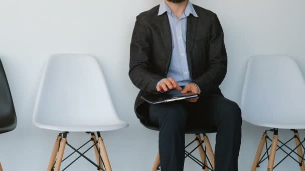 Business Guy afspraak angstig Brammetje tikken — Stockvideo