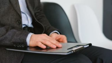adam yaklaşan toplantı anksiyete dokunarak bekliyor